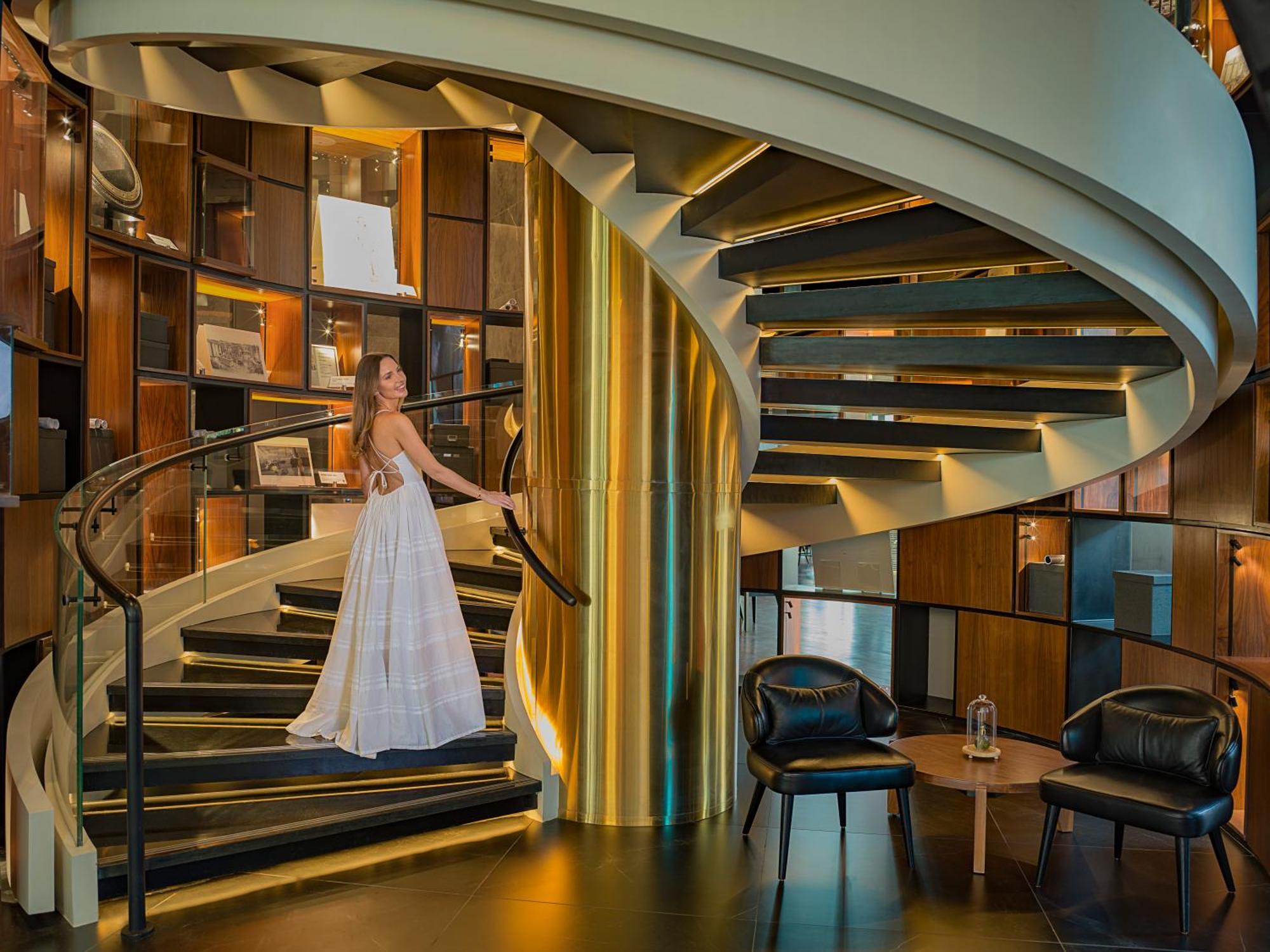 The Wb Abu Dhabi, Curio Collection By Hilton Hotel Kültér fotó The staircase at the lobby
