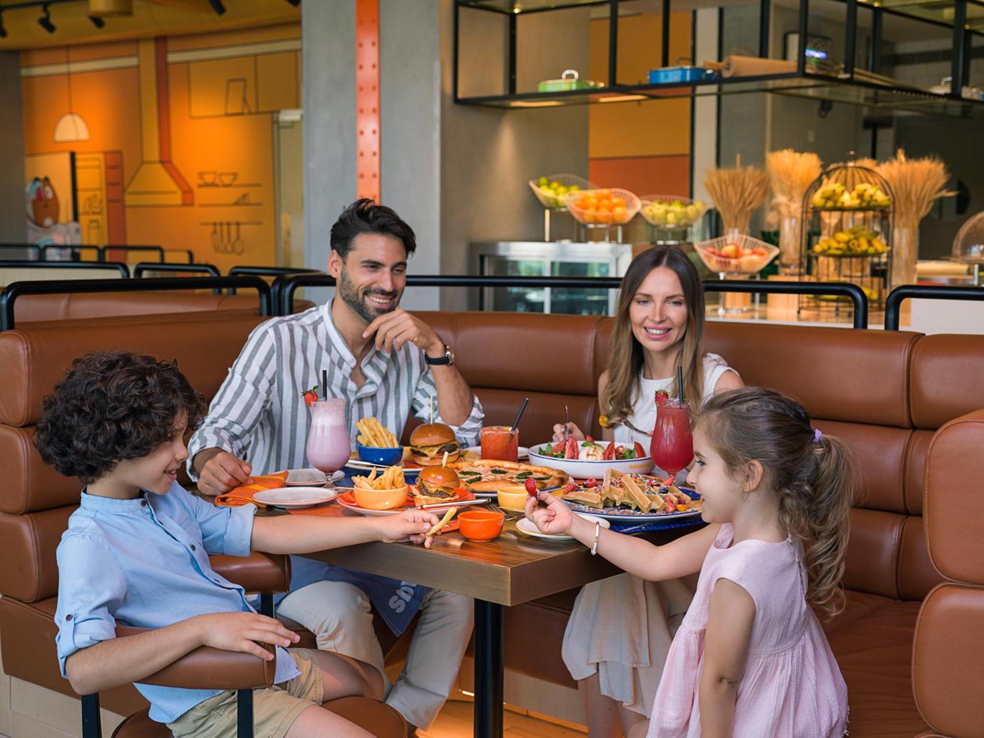 The Wb Abu Dhabi, Curio Collection By Hilton Hotel Kültér fotó Family dining at a restaurant
