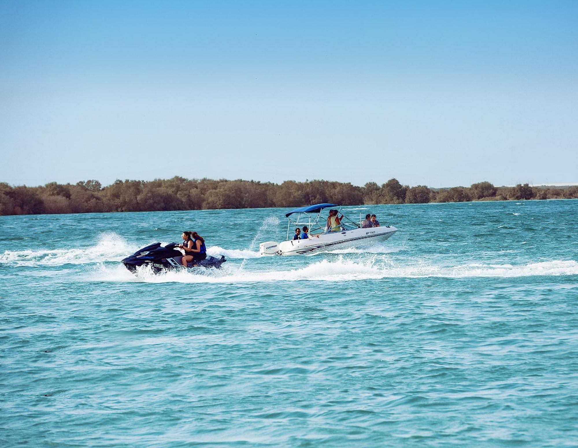 The Wb Abu Dhabi, Curio Collection By Hilton Hotel Kültér fotó Boating on the Murray River