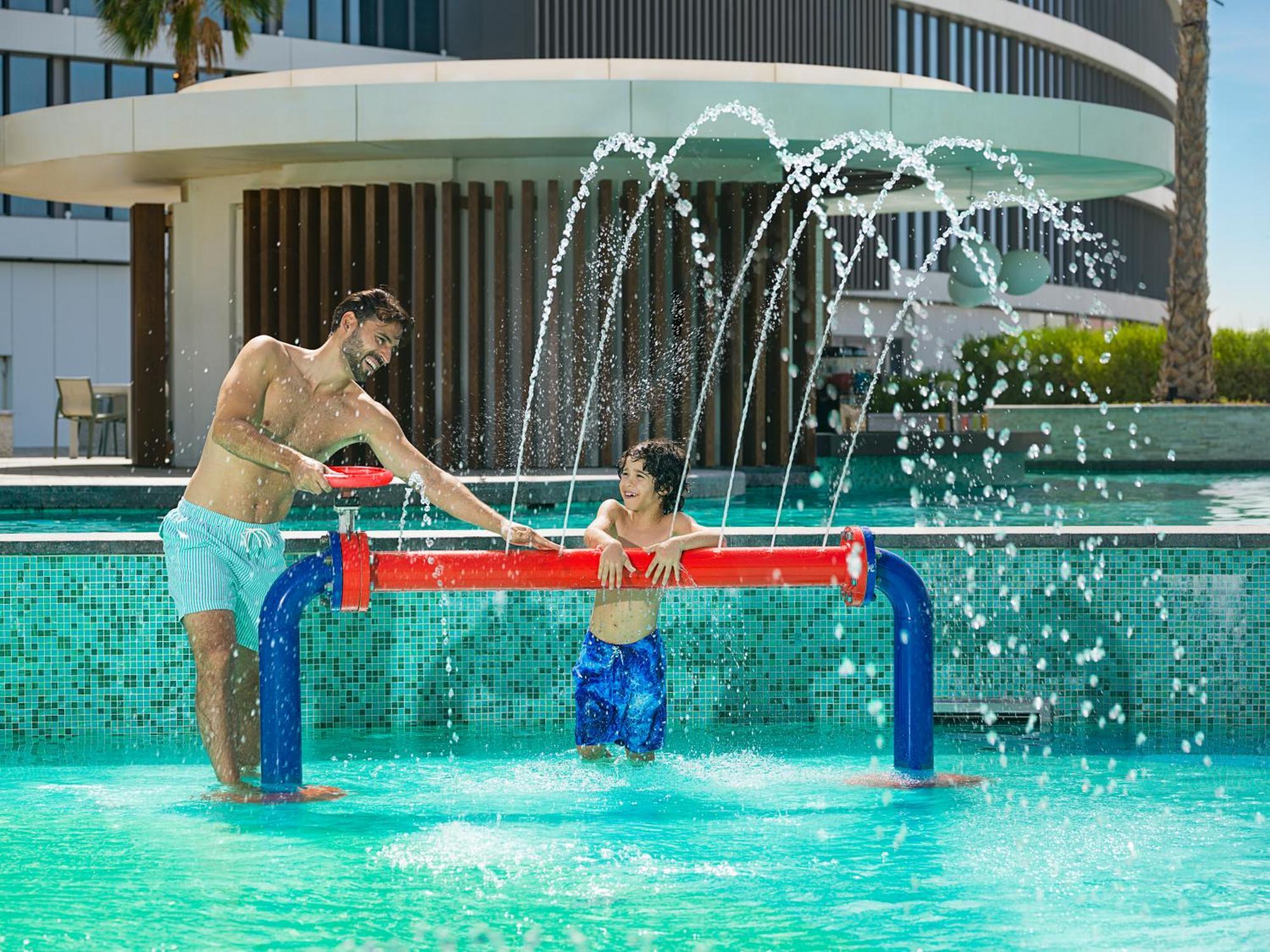 The Wb Abu Dhabi, Curio Collection By Hilton Hotel Kültér fotó A father and son playing water hockey
