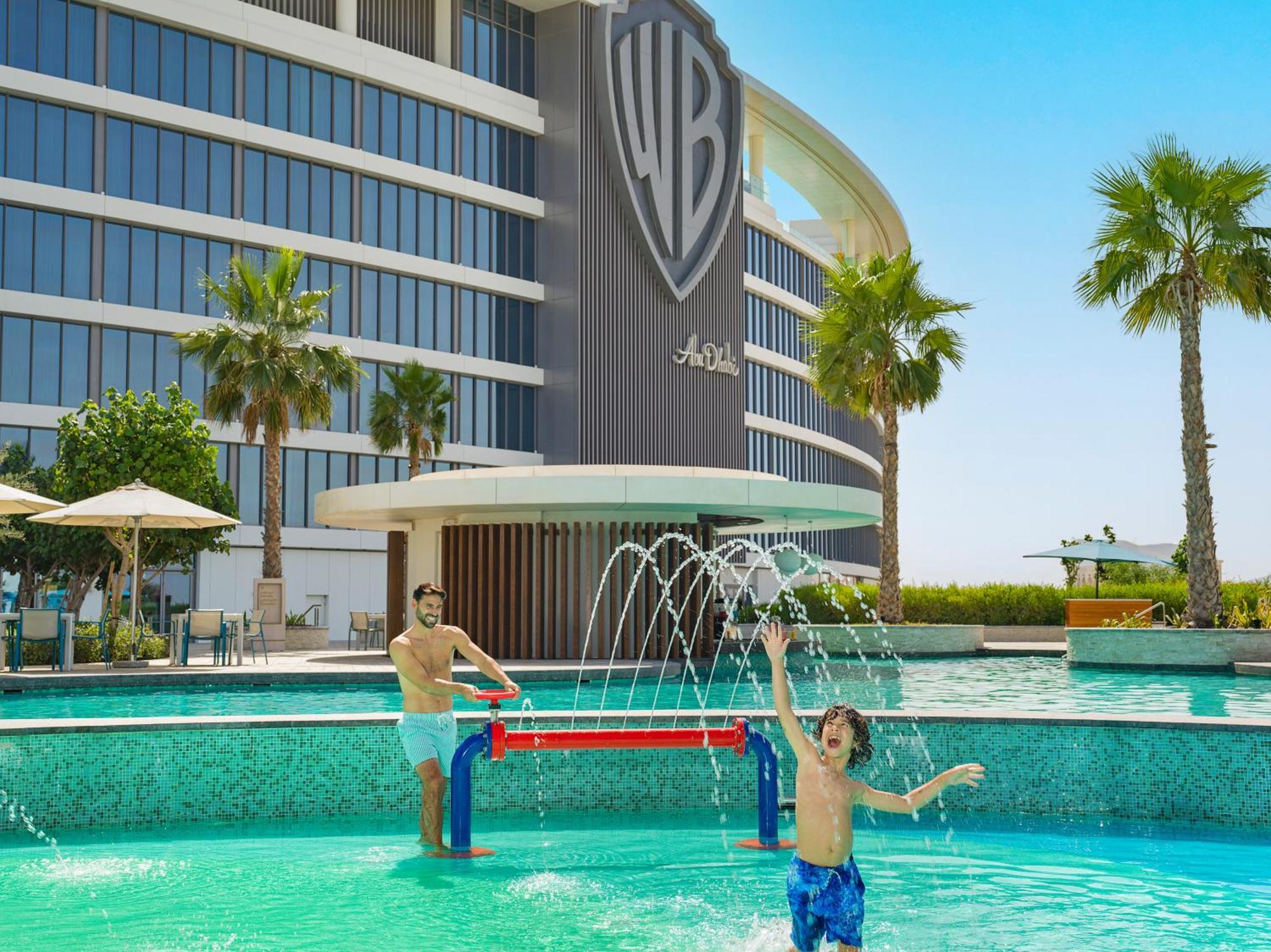 The Wb Abu Dhabi, Curio Collection By Hilton Hotel Kültér fotó The hotel's pool