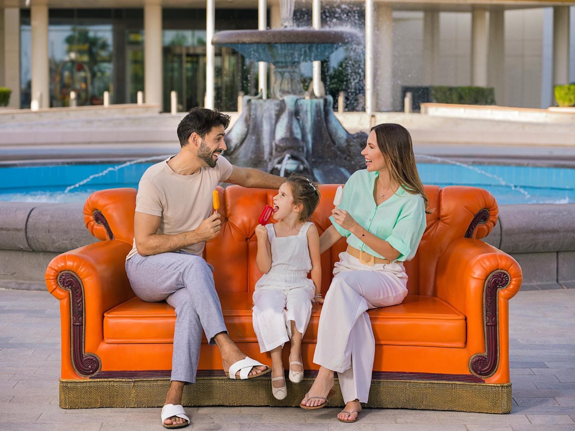 The Wb Abu Dhabi, Curio Collection By Hilton Hotel Kültér fotó Family at the resort