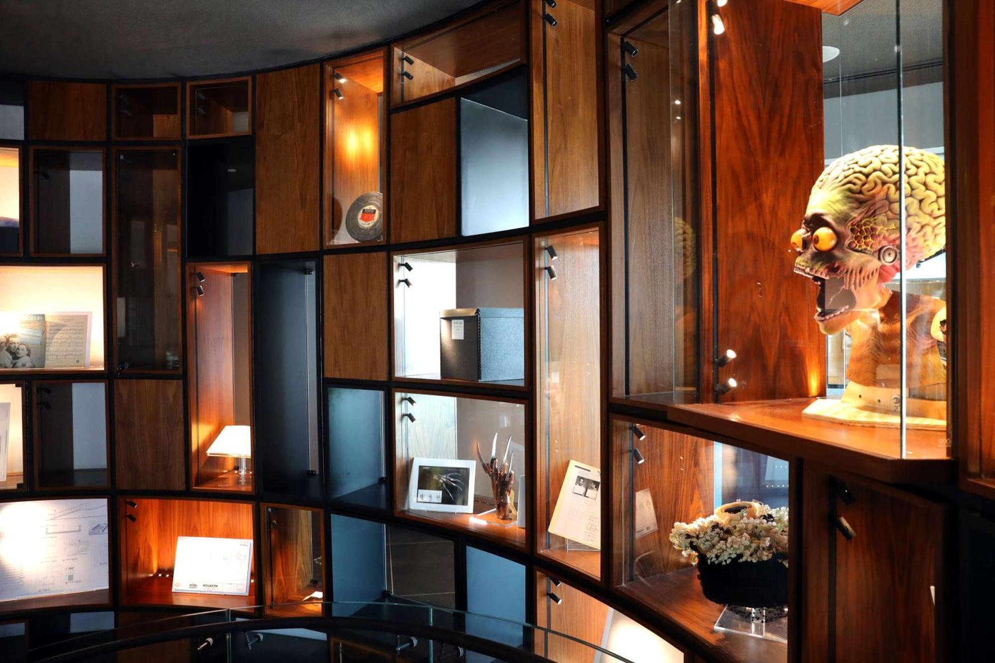 The Wb Abu Dhabi, Curio Collection By Hilton Hotel Kültér fotó The interior of the restaurant