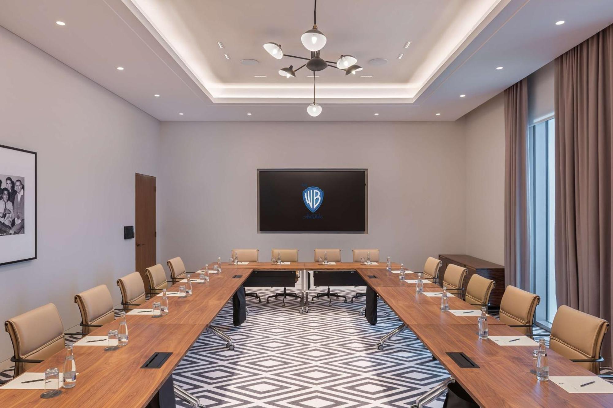 The Wb Abu Dhabi, Curio Collection By Hilton Hotel Kültér fotó The WB Boardroom