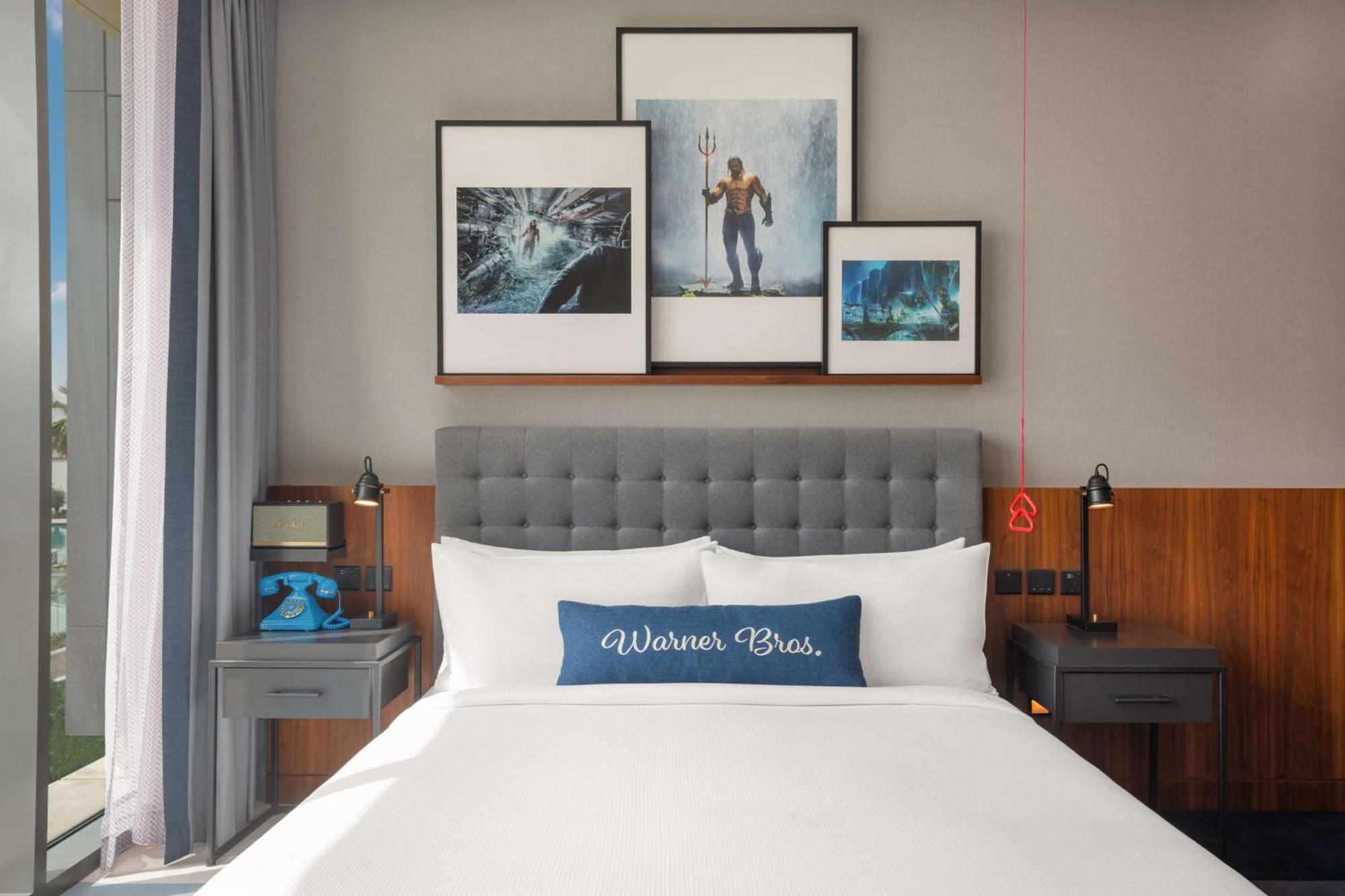 The Wb Abu Dhabi, Curio Collection By Hilton Hotel Kültér fotó A guest room at the West Hollywood Hotel