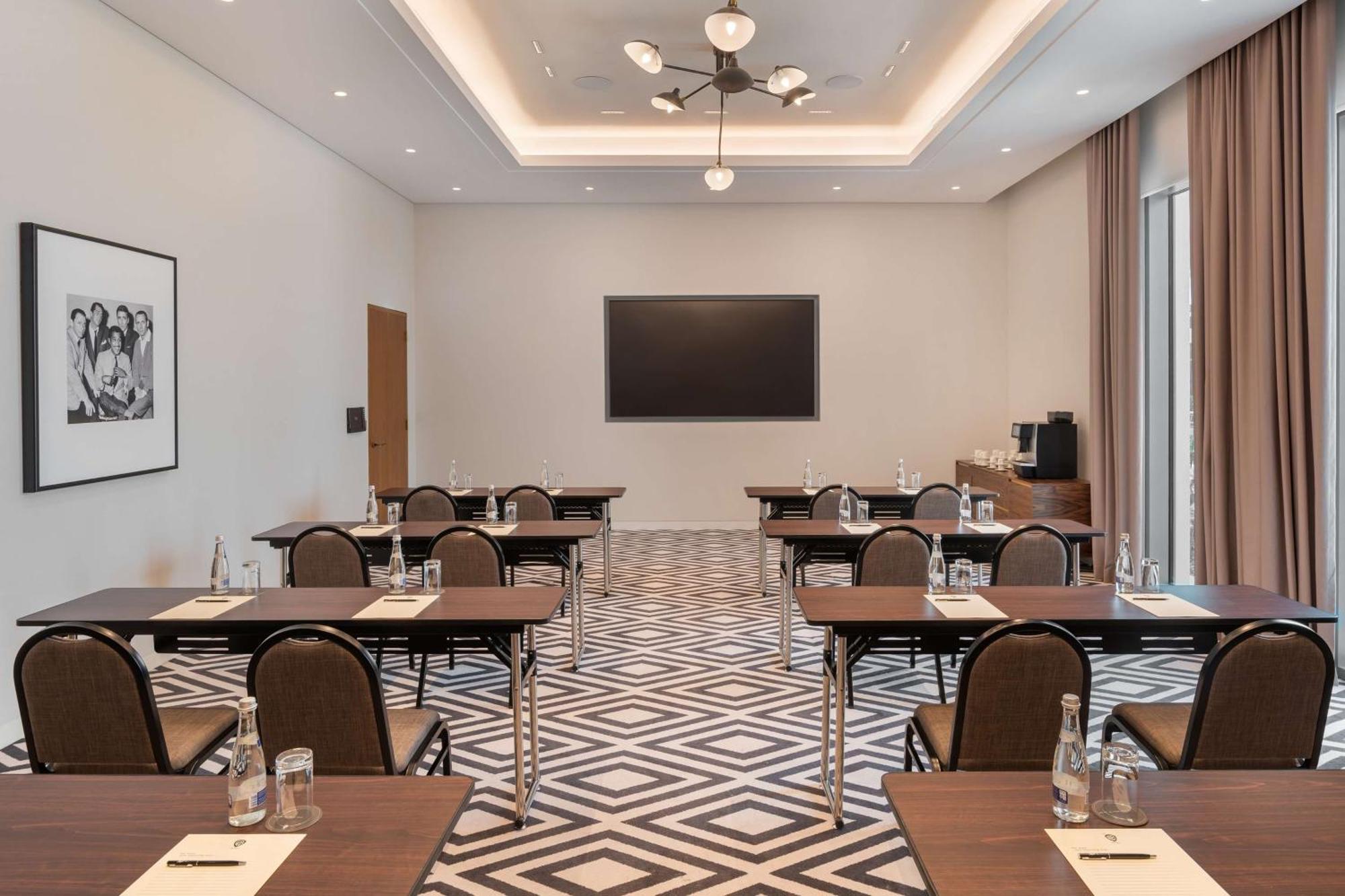 The Wb Abu Dhabi, Curio Collection By Hilton Hotel Kültér fotó Meeting room