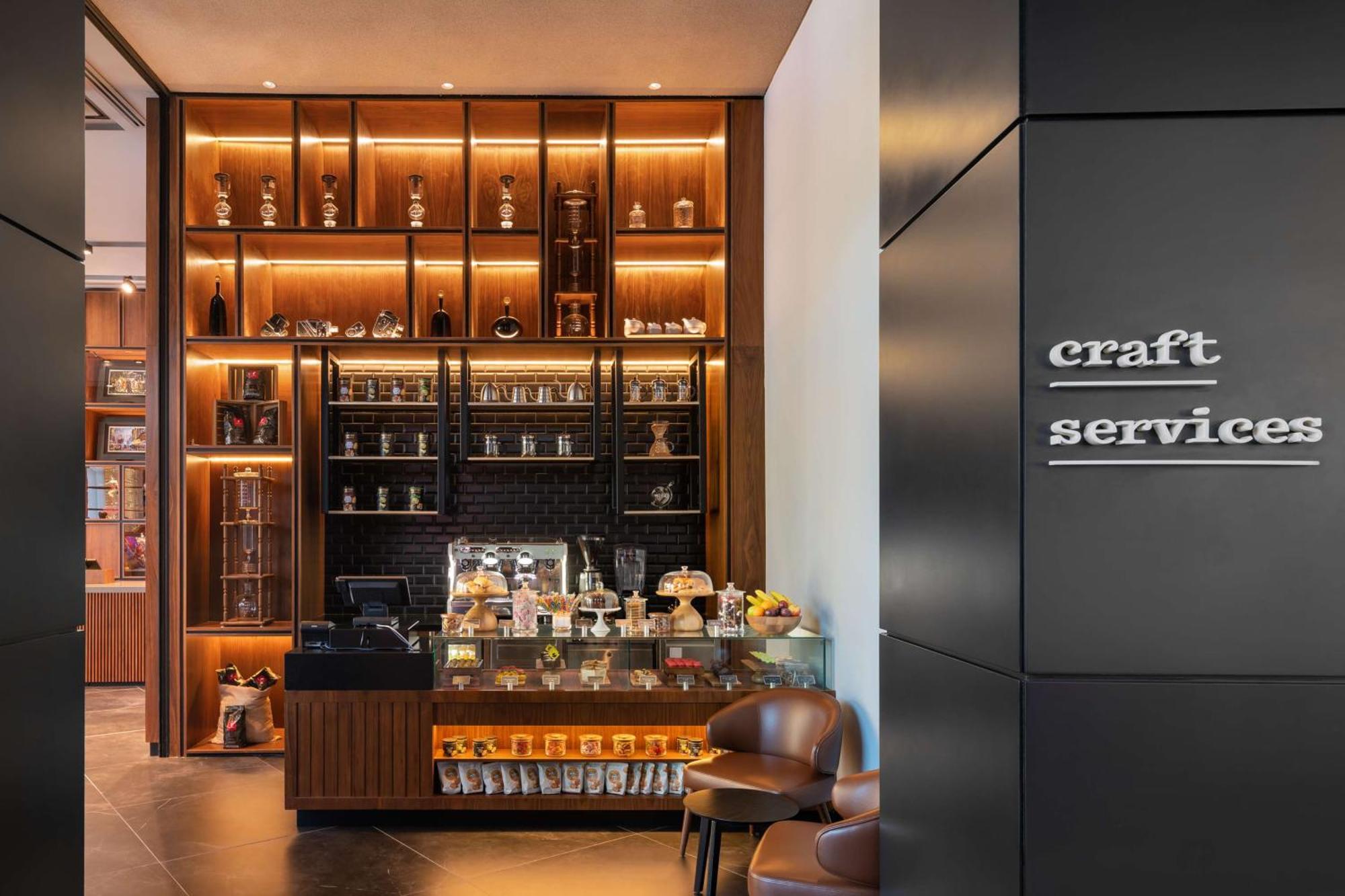 The Wb Abu Dhabi, Curio Collection By Hilton Hotel Kültér fotó Craft Service