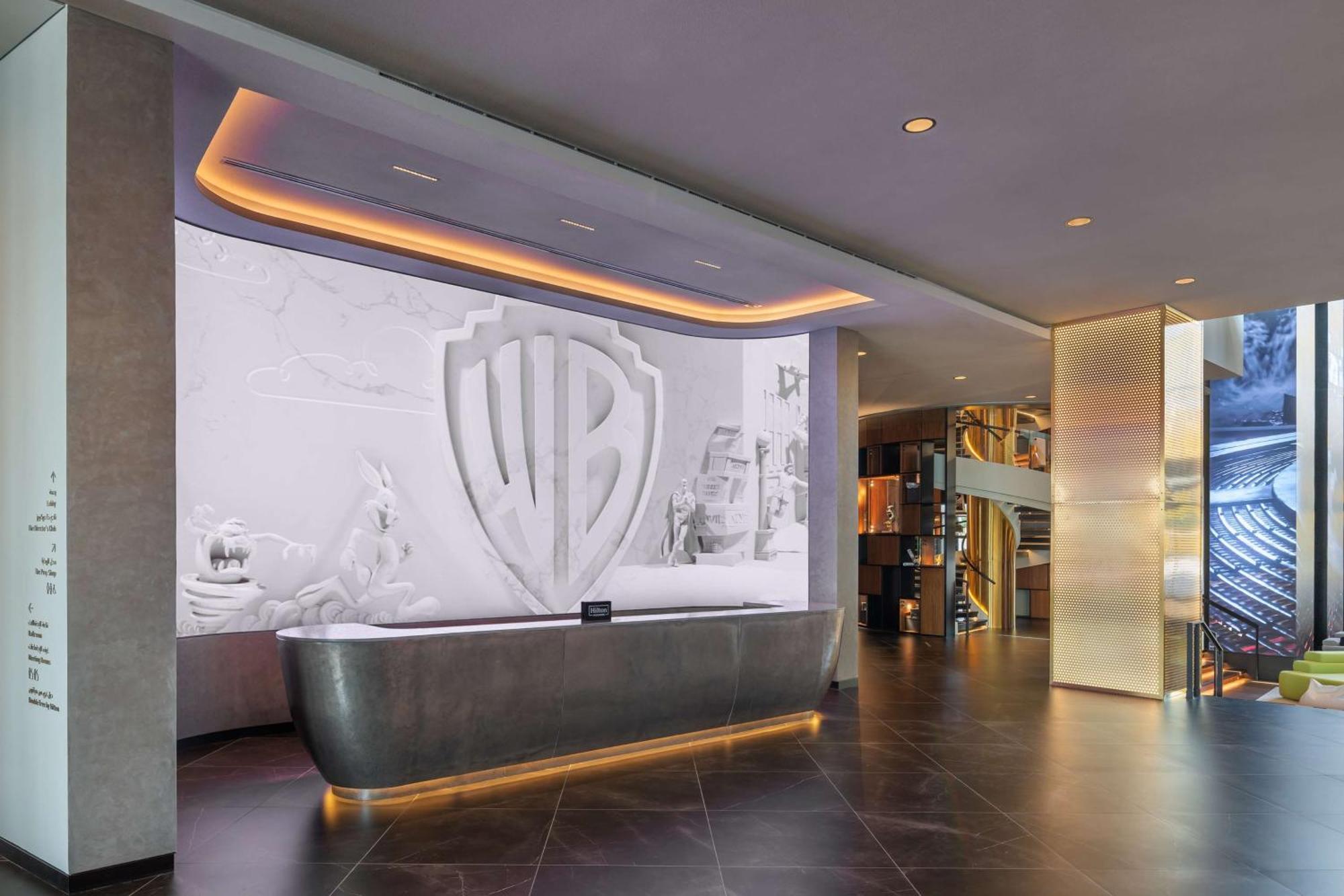 The Wb Abu Dhabi, Curio Collection By Hilton Hotel Kültér fotó The WB Studio Tour