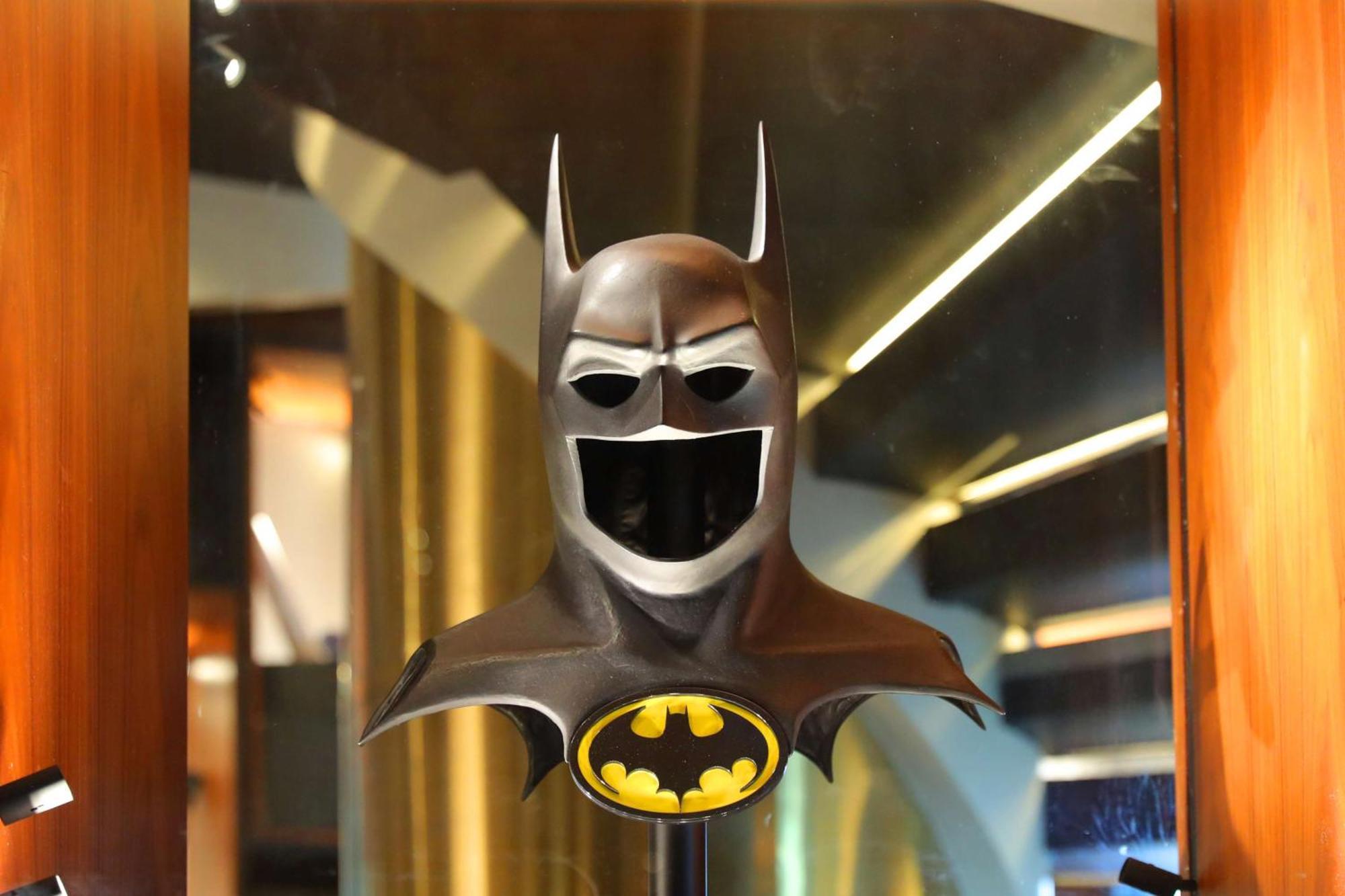 The Wb Abu Dhabi, Curio Collection By Hilton Hotel Kültér fotó The Bat-Signal