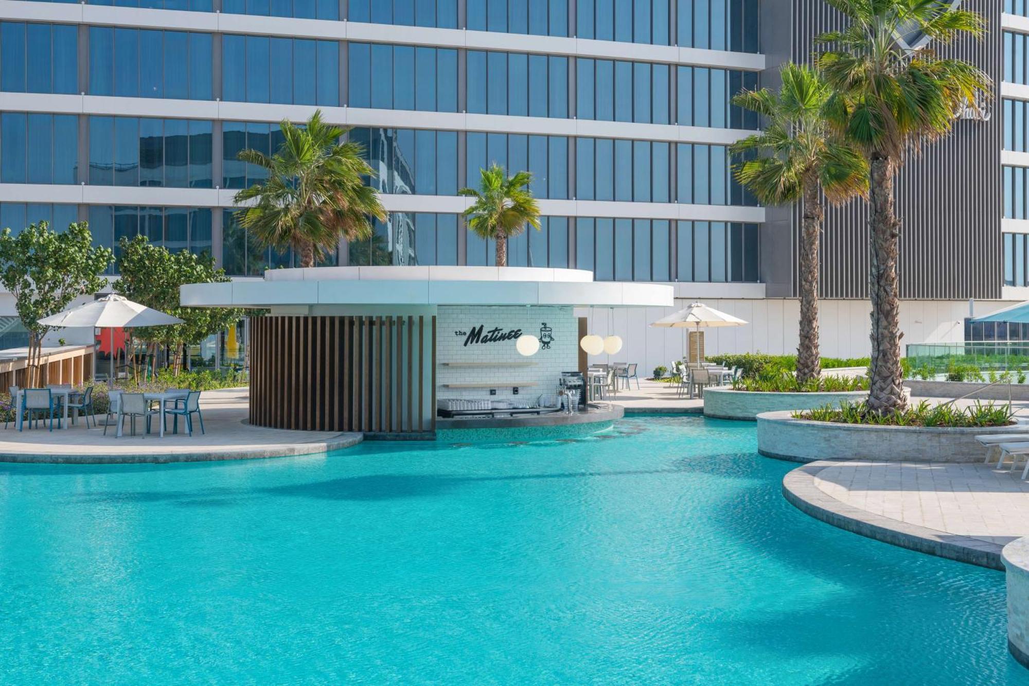 The Wb Abu Dhabi, Curio Collection By Hilton Hotel Kültér fotó The swimming pool at the hotel