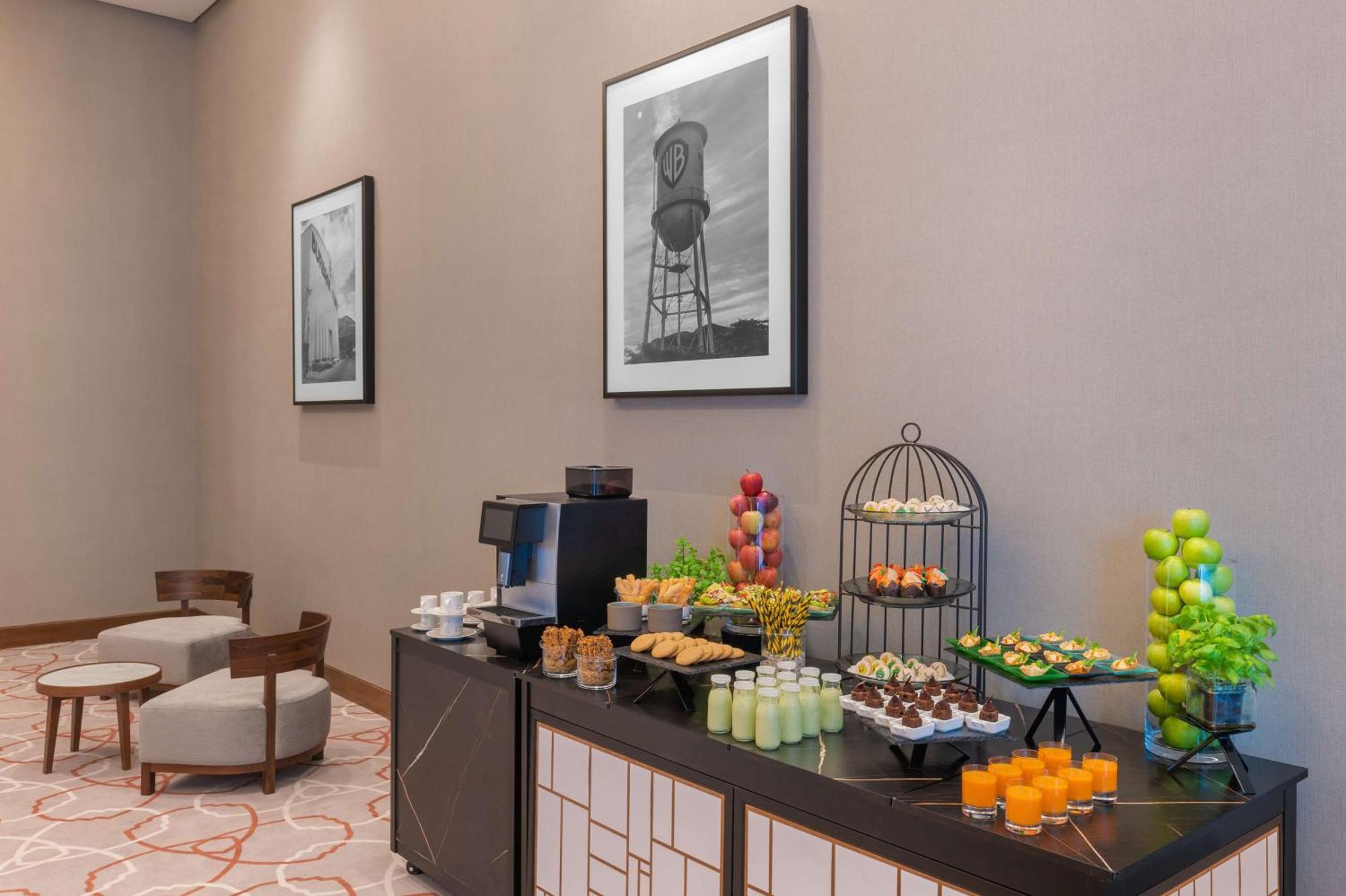 The Wb Abu Dhabi, Curio Collection By Hilton Hotel Kültér fotó A coffee break at a conference