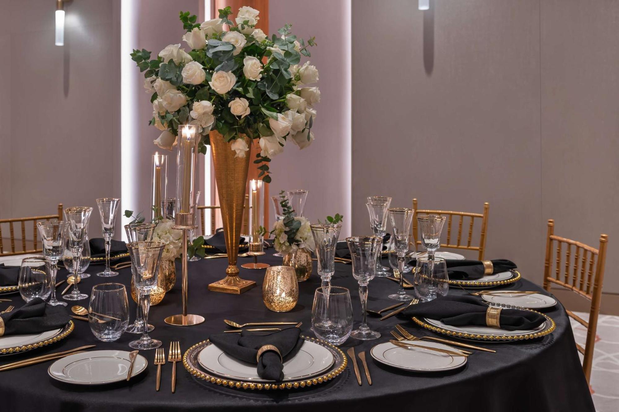 The Wb Abu Dhabi, Curio Collection By Hilton Hotel Kültér fotó A table set for a formal dinner
